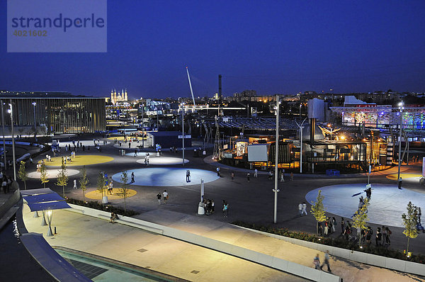 Überblick beleuchtetes Gelände  Abendstimmung  Expo 2008  Weltausstellung  Zaragoza  Saragossa  Provinz Aragon  Kastilien  Spanien  Europa