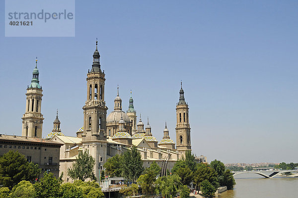 Basilika de Nuestra Senora del Pilar  Fluss Ebro  Kathedrale  Zaragoza  Saragossa  Aragon  Kastilien  Spanien  Europa