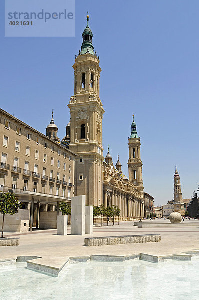 Basilika de Nuestra Senora del Pilar  Kathedrale  Plaza del Pilar  Platz  Brunnen  Zaragoza  Saragossa  Aragon  Kastilien  Spanien  Europa