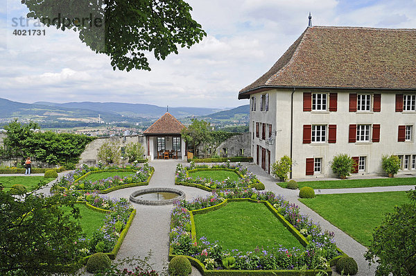 Übersicht  französischer Garten  Gartenanlage  Stapferhaus  Schlossgebäude  Schloss Lenzburg  historisches Museum  Aargau  Schweiz  Europa