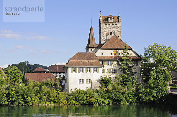 Schloss Aarwangen  Baudenkmal  Ufer  Fluss Aare  Kanton Bern  Schweiz  Europa Kanton Bern