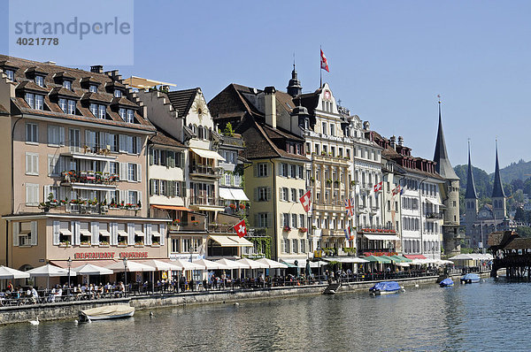 Ufer  Restaurants  Gastronomie  Fluss Reuss  Altstadt  Luzern  Schweiz  Europa