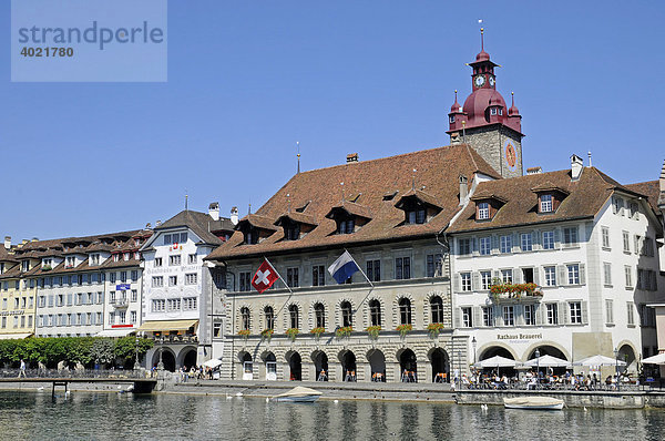 Rathaus  Restaurant  Gastronomie  Fluss Reuss  Altstadt  Luzern  Schweiz  Europa