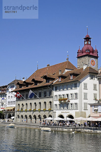 Rathaus  Restaurant  Gastronomie  Fluss Reuss  Altstadt  Luzern  Schweiz  Europa