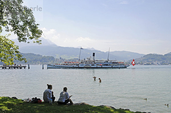 Menschen  Ufer  Ausflugsschiff  Vierwaldstätter See  Schweizer Flagge  Luzern  Schweiz  Europa