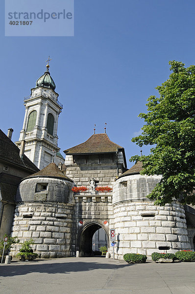 Baseltor  Stadttor  Stadtmauer  Stadtbefestigung  Kirchturm  St Ursen  Kathedrale  Solothurn  Schweiz  Europa