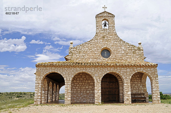 Kapelle  Kirche  Naturstein  Rundbögen  Glocke  Provinz Cuenca  Kastilien La Mancha  Spanien  Europa