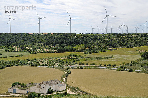 Windräder  Bauernhof  Haus  Campo  Felder  Provinz Cuenca  Kastilien La Mancha  Spanien  Europa