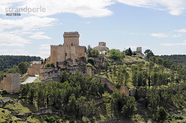 Burg  Hotel  Parador  Ausflugsziel  Aussichtspunkt  Berg  Alarcon  Provinz Cuenca  Kastilien La Mancha  Spanien  Europa