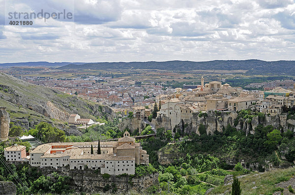 Übersicht  Stadtansicht  Tal  Häuser  Hotel Parador  Cuenca  Kastilien La Mancha  Spanien  Europa
