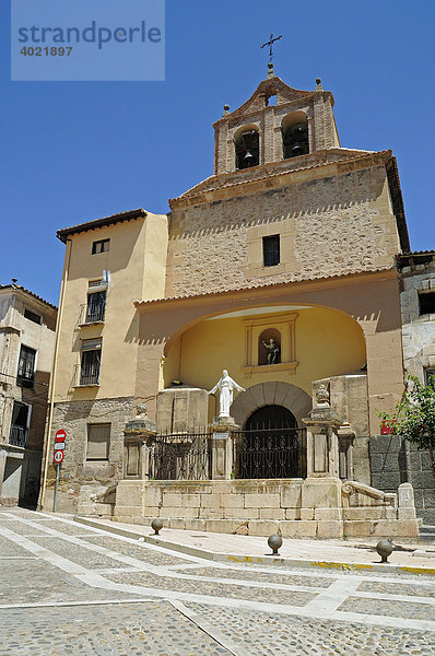 Straße  Platz  Kirche San Pedro  Altstadt  Molina de Aragon  Kastilien La Mancha  Spanien  Europa