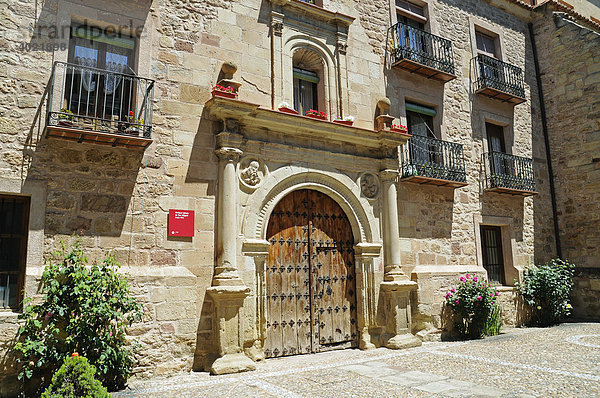 Tür  Eingang  ehemalige Kirche San Miguel  Altstadt  Molina de Aragon  Kastilien La Mancha  Spanien  Europa