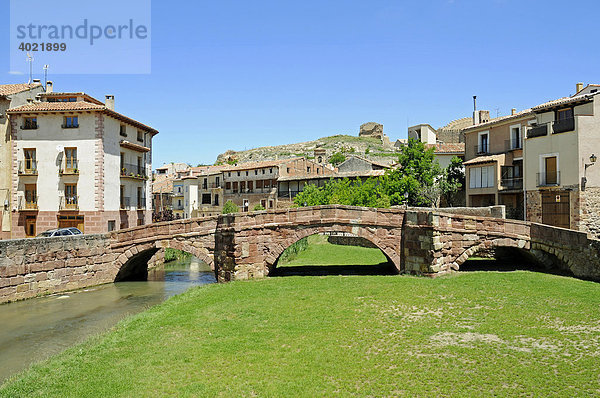 Alte Steinbrücke  Fluss Gallo  Flussbett  Altstadt  Molina de Aragon  Kastilien La Mancha  Spanien  Europa
