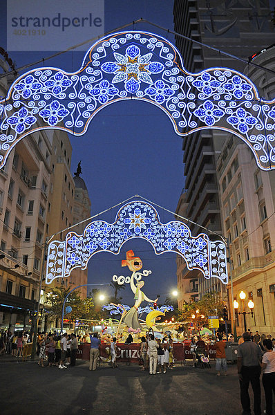 Hogueras de San Juan  Fogueres de Sant Joan  Fiesta  Volksfest  Pappfiguren  Pappmache  bunte Lichter  Menschen  Straße  Abend  Nacht  Alicante  Costa Blanca  Spanien  Europa