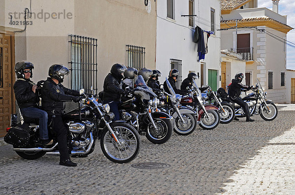 Harley Davidson  Motorräder  Motorradfahrer  parken  Straße  Start  Aufstellung  Motorradausflug  Ausflug  Spanien  Europa