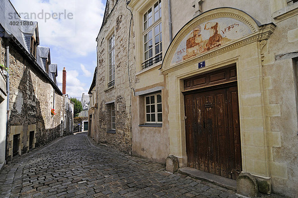 Schmale Gasse  alte Häuser  Altstadt  Burgviertel  Angers  Pays de la Loire  Frankreich  Europa