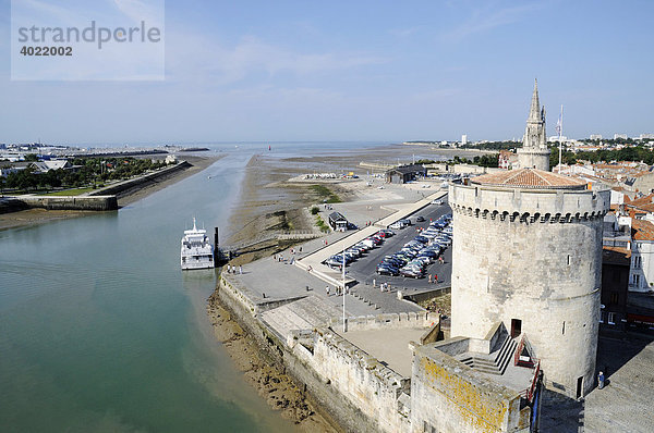 Blick zur Seeseite bei Ebbe  Tour de la Chaine  Tour de la Lanterne  Türme  Hafen  La Rochelle  Poitou Charentes  Frankreich  Europa