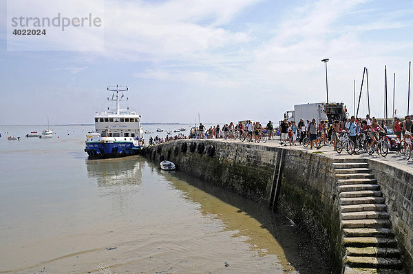 Bootsanlegestelle  Touristen  Fährschiff  Insel Ile d'Aix  Poitou Charentes  Frankreich  Europa