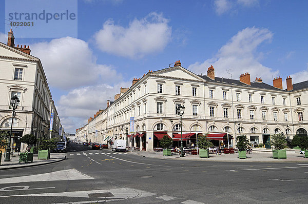 Geradlinige Straßenzüge  Straßen  Platz  Straßencafe  historische Gebäude  Orleans  Centre  Frankreich  Europa