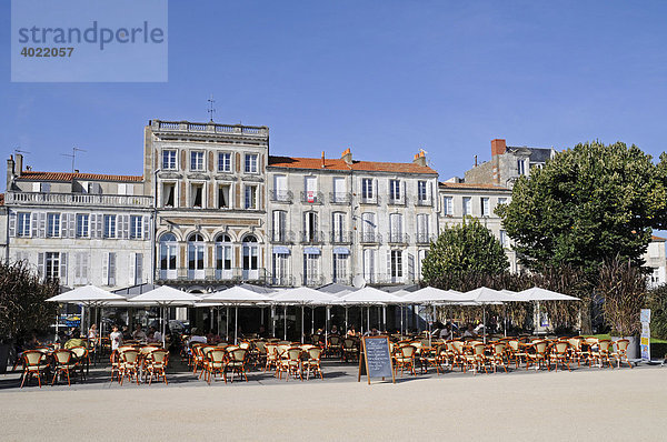 Straßencafe  Platz am Rathaus  historische Gebäude  Rochefort  Poitou Charentes  Frankreich  Europa