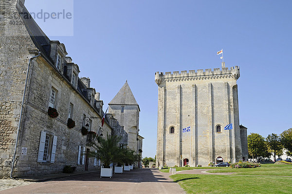 Rathaus  Wachturm  Touristeninformation  Pons  Saintes  Poitou Charentes  Frankreich  Europa