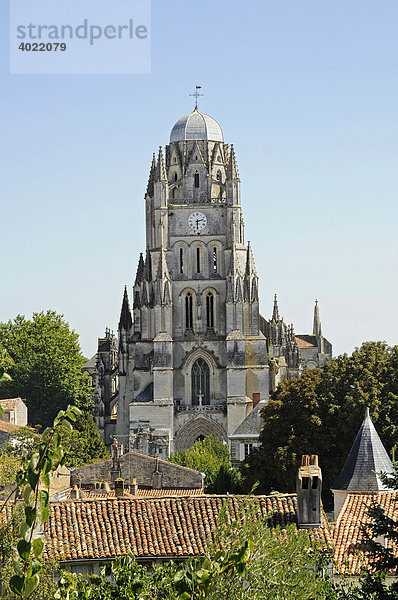 Überblick  Stadtansicht  Kathedrale Saint Pierre  Saintes  Poitou Charentes  Frankreich  Europa