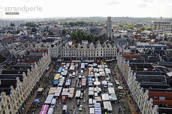 Wochenmarkt  Platz  Place des Heros  Stadtansicht  Übersicht  Arras  Nord Pas de Calais  Frankreich  Europa