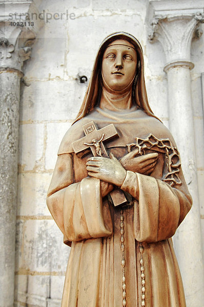 Kreuz  Heiligenfigur  blinde Augen  Kathedrale Notre Dame  Amiens  Picardie  Frankreich  Europa