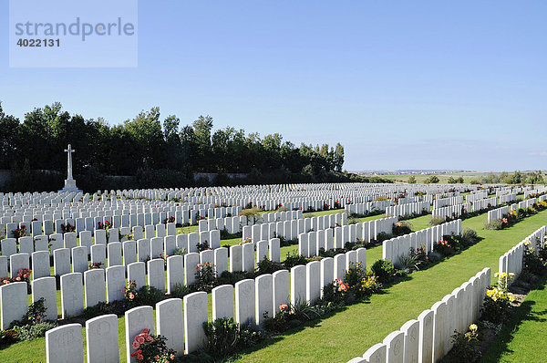 Viele weiße Grabsteine  Reihe  Soldatengräber  Kriegsgräber  Gefallene  britischer Kriegsgräberfriedhof Terlincthun  Weltkrieg  Wimille  Boulogne sur Mer  Nord Pas de Calais  Frankreich  Europa