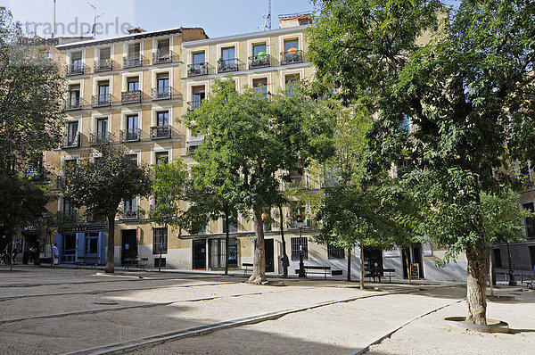 Häuser  Bäume  Plaza de la Paja  historischer Platz  Mittelalter  Madrid  Spanien  Europa