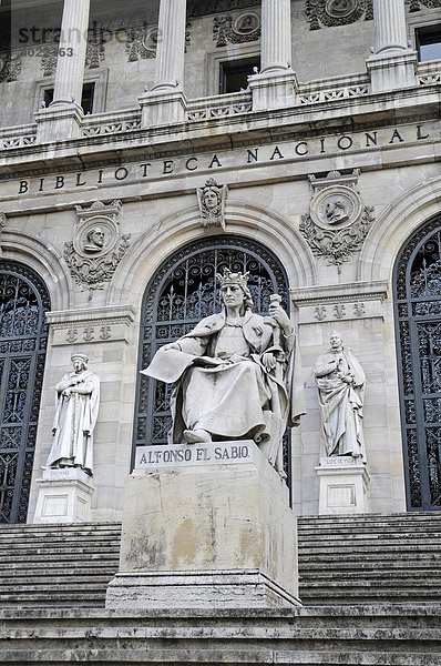 König Alfonso el Sabio  Denkmal  Eingang  Fassade  Biblioteca Nacional  Nationalbibliothek  Madrid  Spanien  Europa