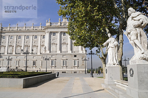 Denkmal  Könige  Plaza de Oriente  Palacio Real  Königspalast  Madrid  Spanien  Europa