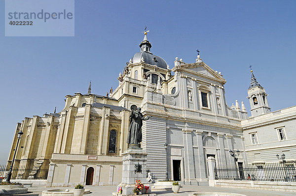 Papst Johannes Paul ll  Denkmal vor Kathedrale  Catedral de Nuestra Senora de la Almudena  Madrid  Spanien  Europa