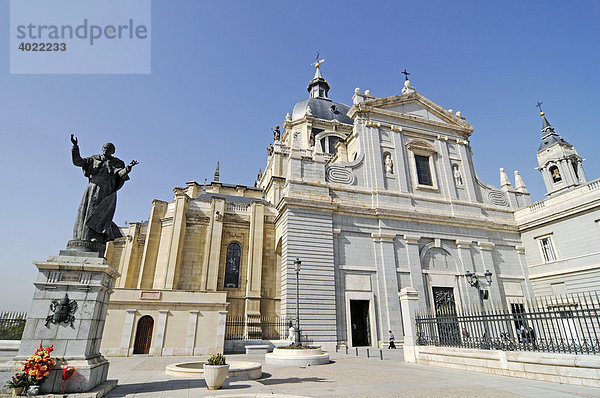 Papst Johannes Paul ll  Denkmal  offene Arme  vor Kathedrale  Catedral de Nuestra Senora de la Almudena  Madrid  Spanien  Europa