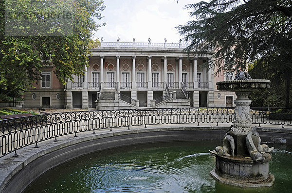 Brunnen  Palast  El Capricho de la Alameda de Osuna  historischer Park  Madrid  Spanien  Europa