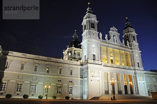 Kathedrale  Catedral de Nuestra Senora de la Almudena  Nachtaufnahme  Madrid  Spanien  Europa