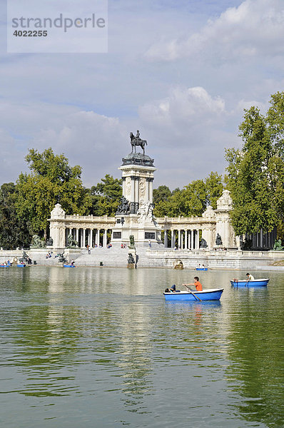 Ruderboote  See  Denkmal für Alfonso Xll  Reiterstandbild  Monument  Retiro  Park  Madrid  Spanien  Europa