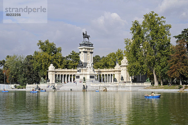 Ruderboote  See  Denkmal für Alfonso Xll  Reiterstandbild  Monument  Retiro  Park  Madrid  Spanien  Europa