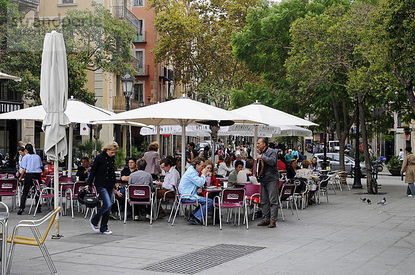 Menschen  Straßencafe  Restaurant  kleiner Platz  Placa Comercia  Stadtteil La Ribera  Barcelona  Katalonien  Spanien  Europa