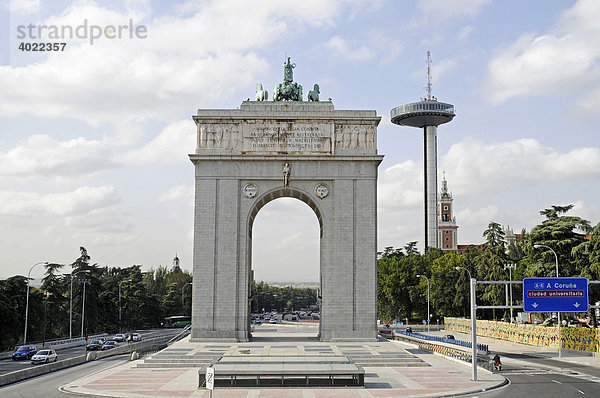 Arco de la Victoria  Triumphbogen  Faro de Moncloa  Moncloa Turm  Aussichtsturm  Madrid  Spanien  Europa