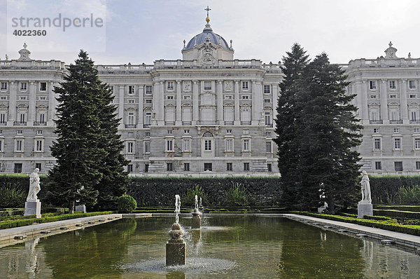 Jardines de Sabatini  Teich  Figuren  Park  Palacio Real  Königspalast  Madrid  Spanien  Europa