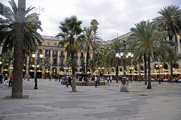 Placa Reial  Platz  Menschen  Palmen  Dämmerung  Abend  Barcelona  Katalonien  Spanien  Europa