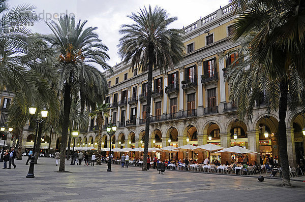 Placa Reial  Platz  Menschen  Palmen  Restaurant  Straßencafe  Dämmerung  Abend  Barcelona  Katalonien  Spanien  Europa