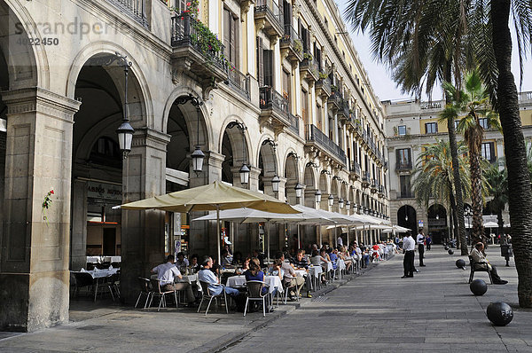 Restaurant  Straßencafe  Menschen  Palmen  Placa Reial  Platz  Barcelona  Katalonien  Spanien  Europa
