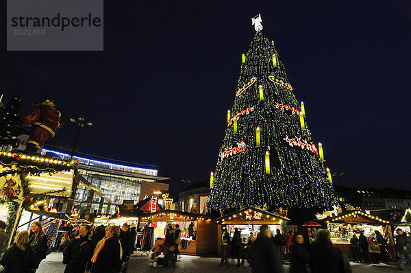Marktstände  Weihnachtsbaum  Weihnachtsmarkt  Dortmund  Nordrhein-Westfalen  Deutschland  Europa Weihnachtsmarkt