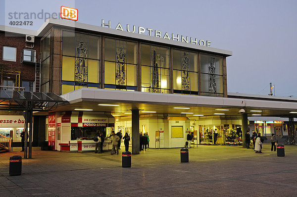 Eingangsbereich Hauptbahnhof  Abenddämmerung  Dortmund  Nordrhein-Westfalen  Deutschland  Europa