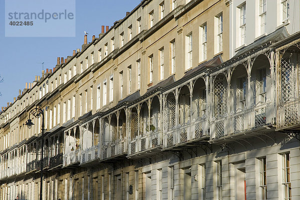 Lange viktorianische Häuserreihe mit Balkonen  Bristol  England  Großbritannien  Europa