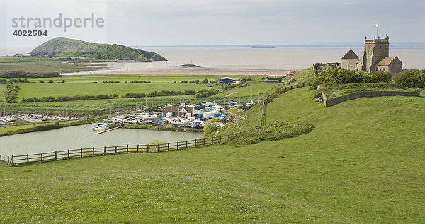 Kleine Kirche  Segelboothafen und Halbinsel  St. Nicholas Church  Brean Down Peninsula  Uphill  Weston-super-Mare  Somerset  England  Großbritannien  Europa