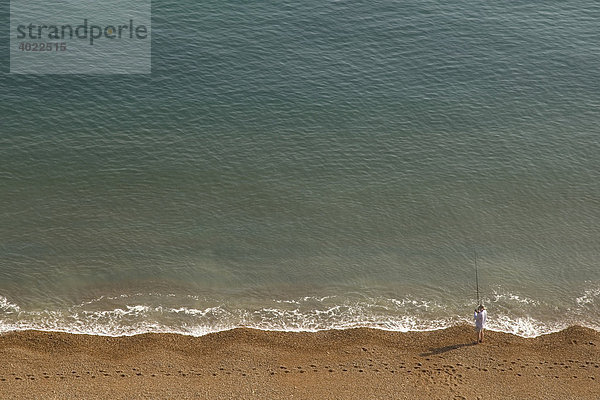 Angler am Strand am Meer  Seatown  Dorset  Südengland  England  Großbritannien  Europa