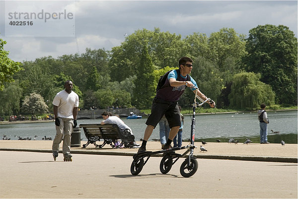 Alternativer Fun Sport  Mann auf Trikke Fahrrad  Hyde Park  London  England  Europa